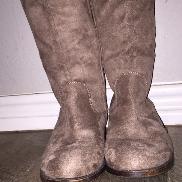 Boots - Picture 2 of 3